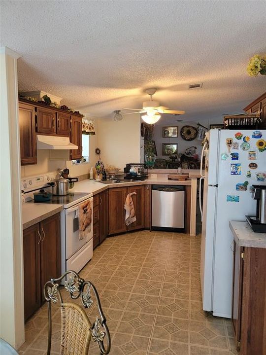 For Sale: $199,500 (3 beds, 2 baths, 1304 Square Feet)