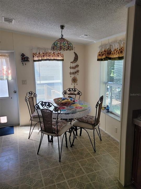 For Sale: $199,500 (3 beds, 2 baths, 1304 Square Feet)