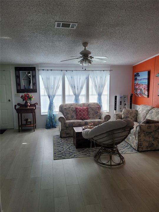 For Sale: $199,500 (3 beds, 2 baths, 1304 Square Feet)