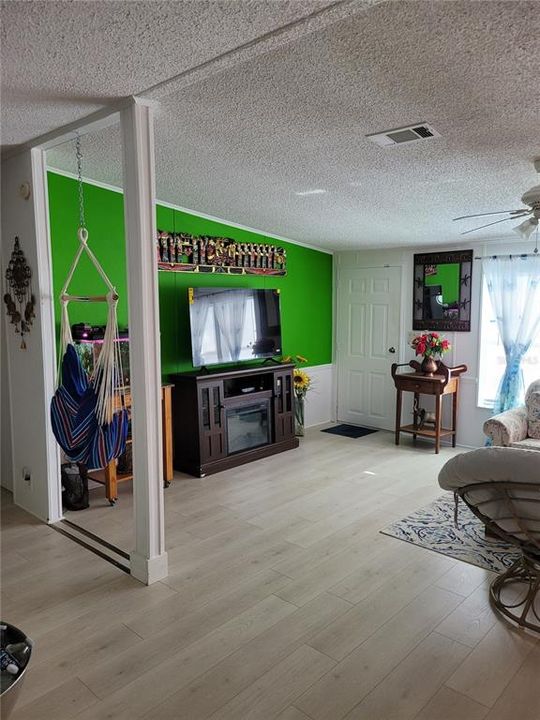 For Sale: $199,500 (3 beds, 2 baths, 1304 Square Feet)