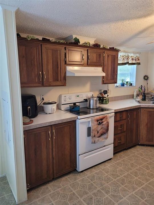 For Sale: $199,500 (3 beds, 2 baths, 1304 Square Feet)