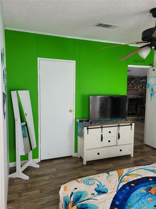 For Sale: $199,500 (3 beds, 2 baths, 1304 Square Feet)