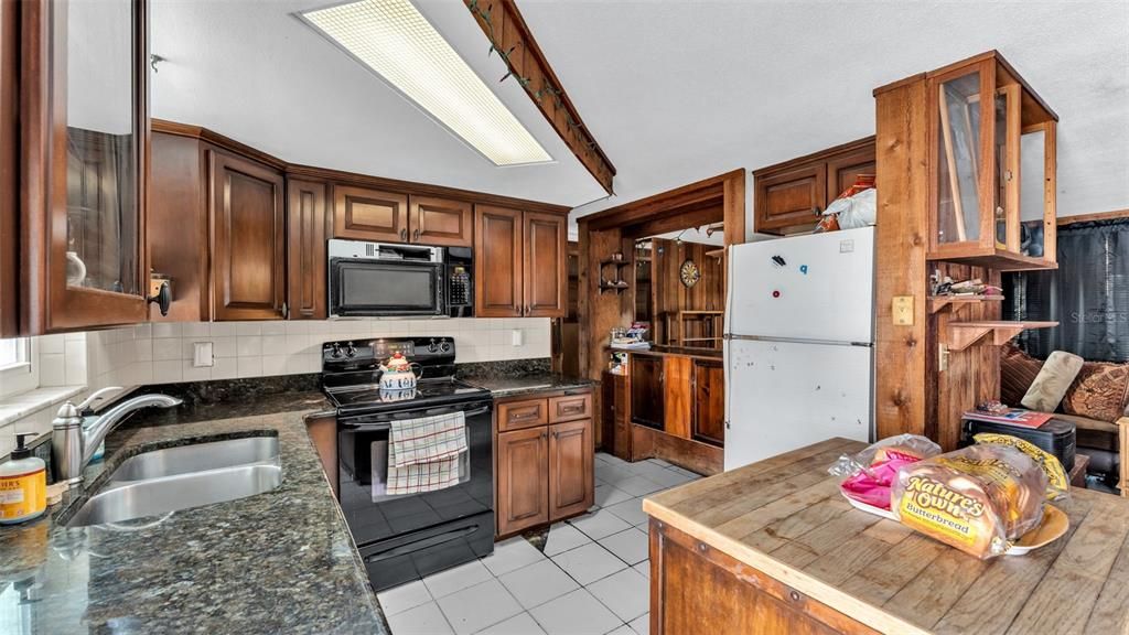 Под контрактом: $190,000 (2 спален, 1 ванн, 984 Квадратных фут)