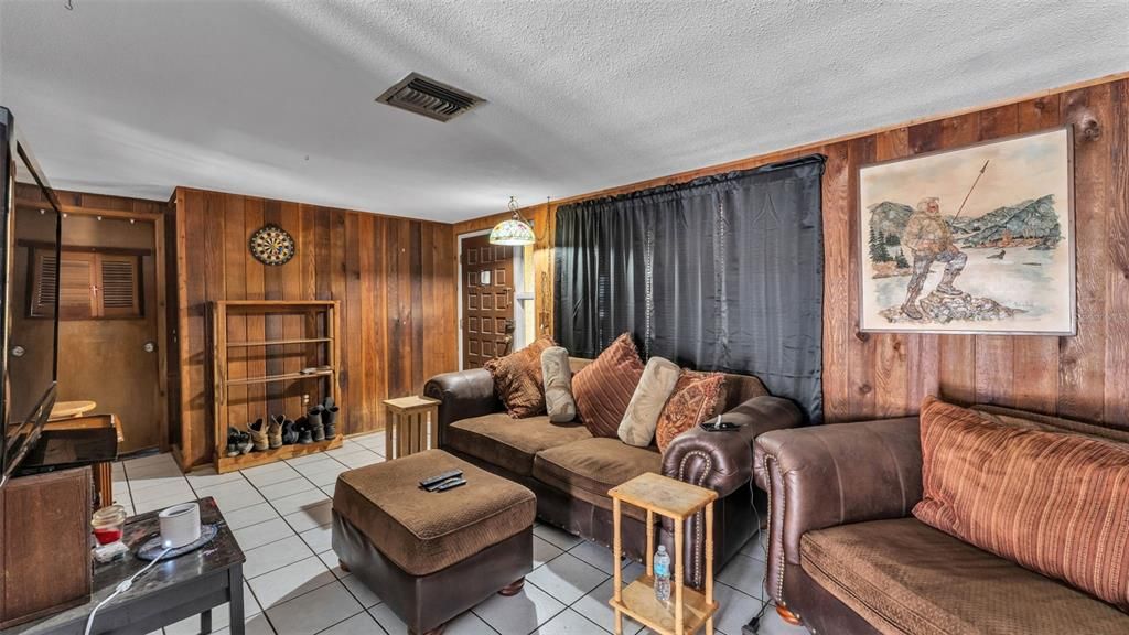 Под контрактом: $190,000 (2 спален, 1 ванн, 984 Квадратных фут)