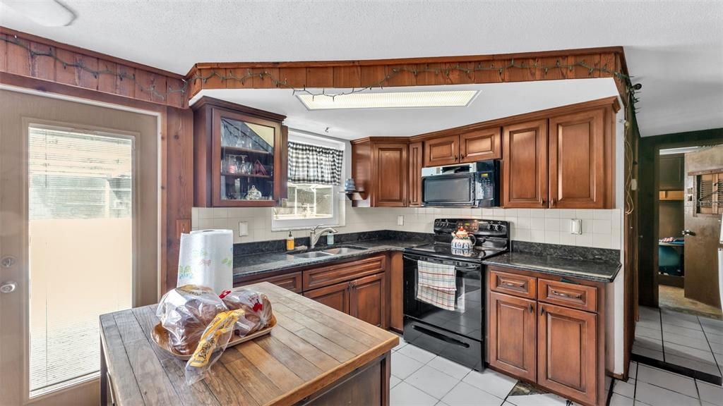 Под контрактом: $190,000 (2 спален, 1 ванн, 984 Квадратных фут)