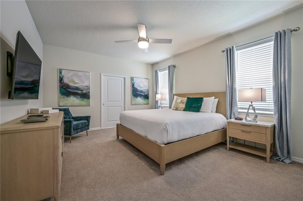 Под контрактом: $775,000 (9 спален, 6 ванн, 4399 Квадратных фут)