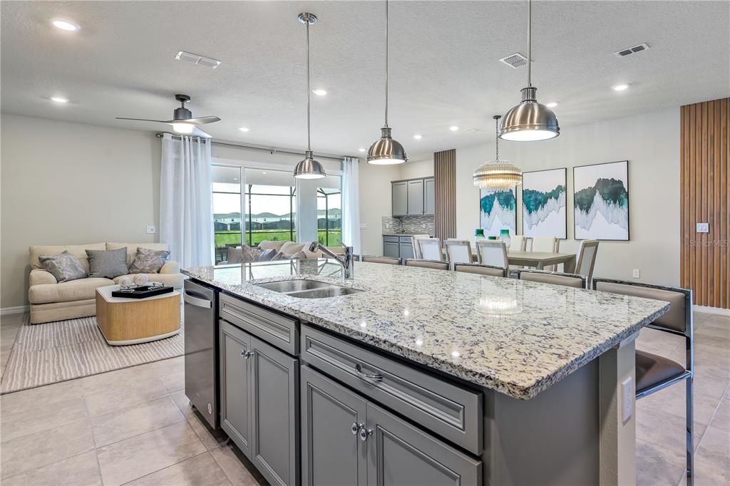 Под контрактом: $775,000 (9 спален, 6 ванн, 4399 Квадратных фут)