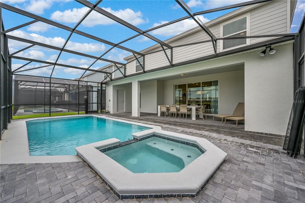 Под контрактом: $775,000 (9 спален, 6 ванн, 4399 Квадратных фут)