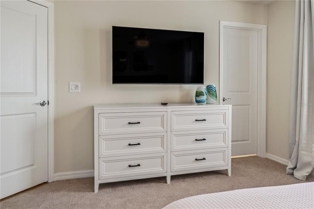 Под контрактом: $775,000 (9 спален, 6 ванн, 4399 Квадратных фут)