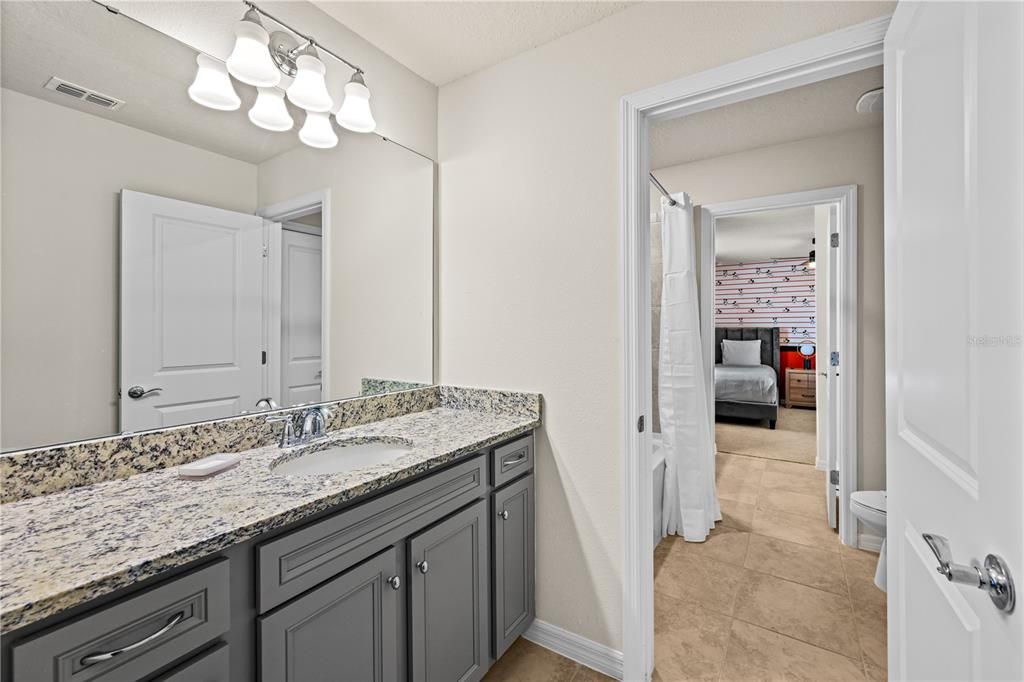 Под контрактом: $775,000 (9 спален, 6 ванн, 4399 Квадратных фут)