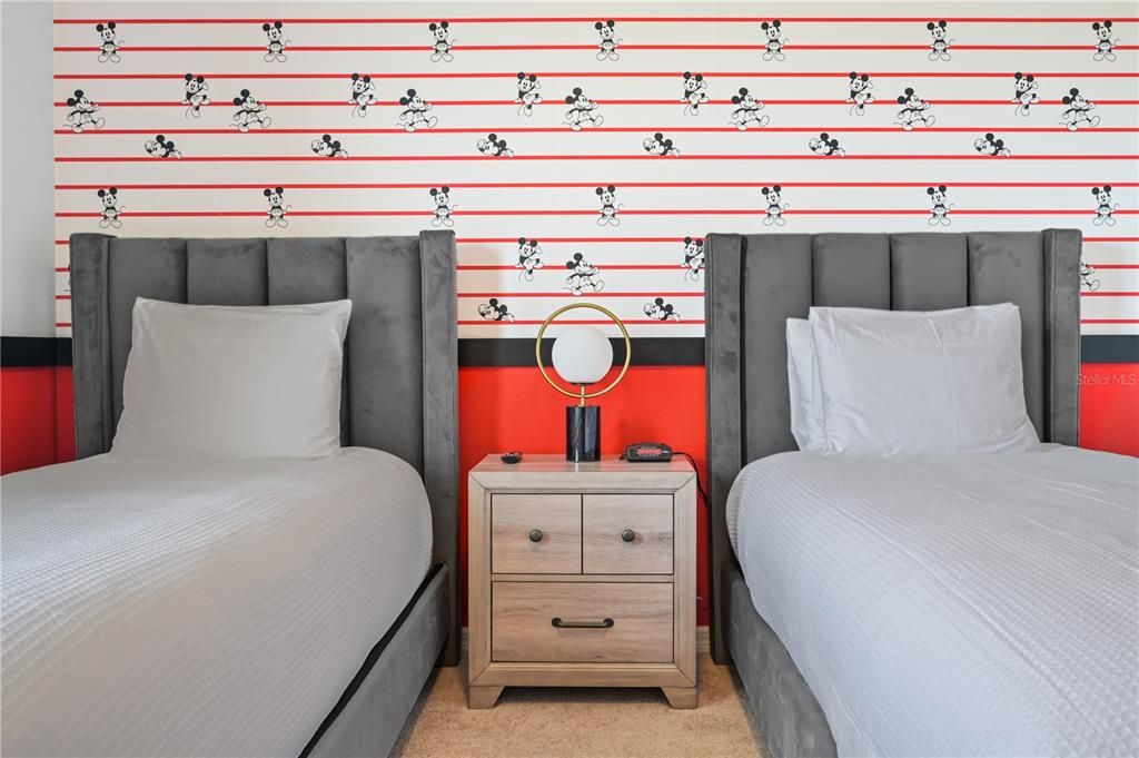 Под контрактом: $775,000 (9 спален, 6 ванн, 4399 Квадратных фут)