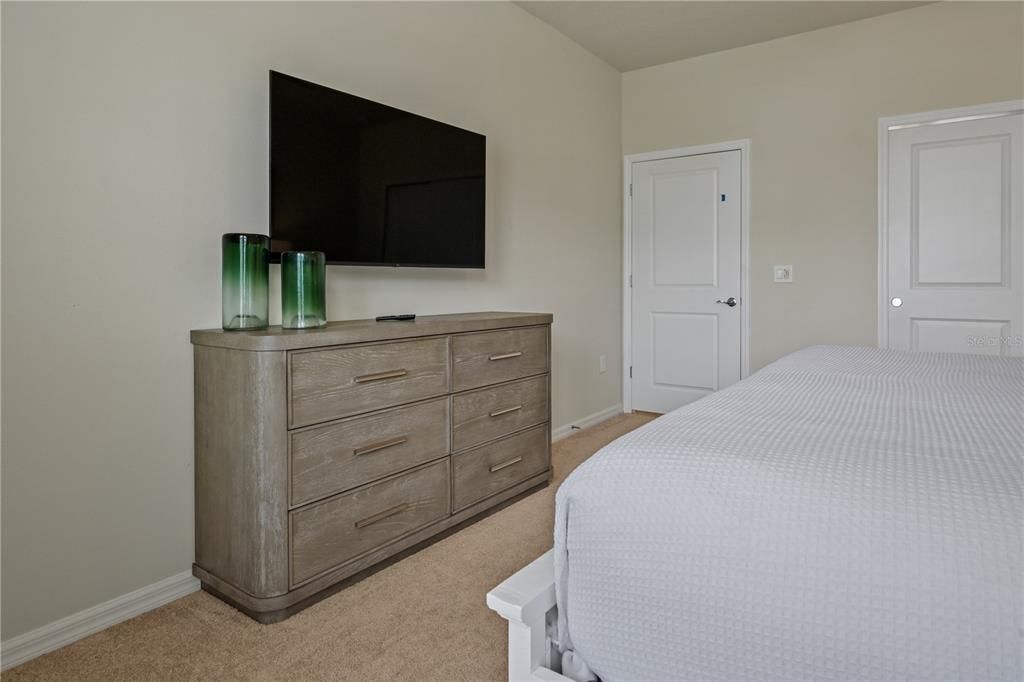 Под контрактом: $775,000 (9 спален, 6 ванн, 4399 Квадратных фут)