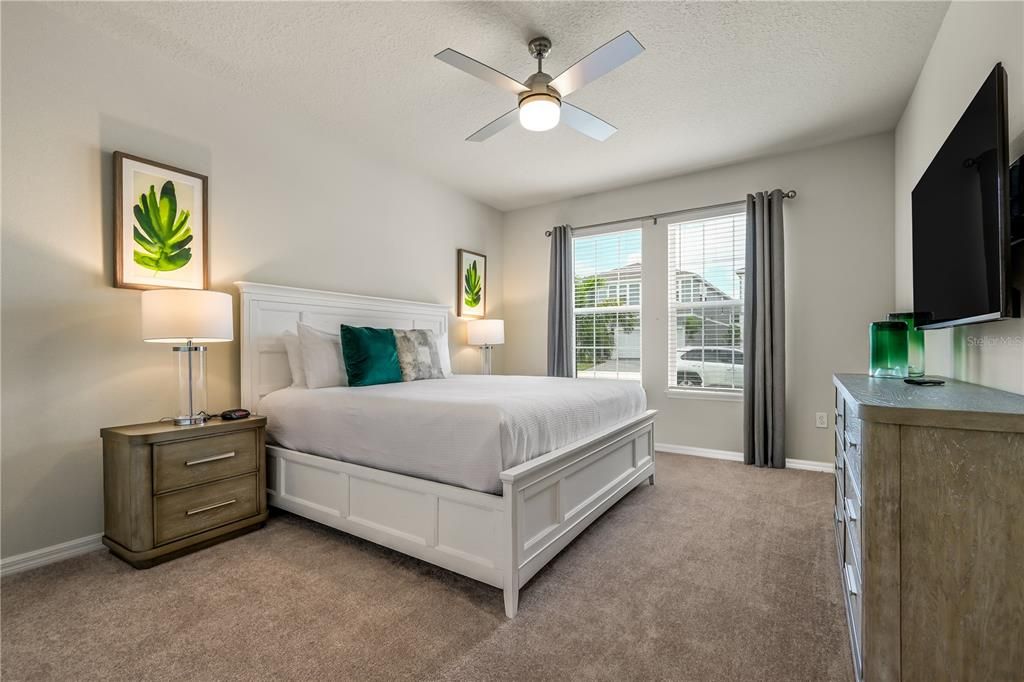 Под контрактом: $775,000 (9 спален, 6 ванн, 4399 Квадратных фут)