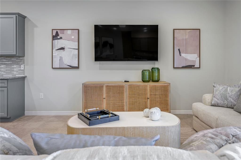 Под контрактом: $775,000 (9 спален, 6 ванн, 4399 Квадратных фут)