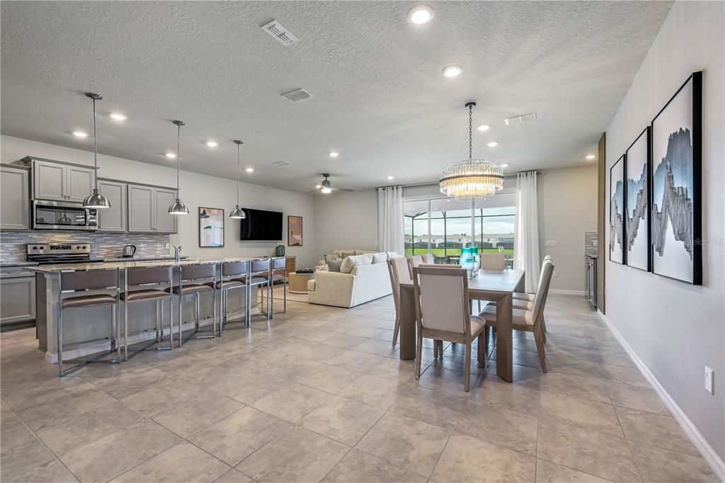 Под контрактом: $775,000 (9 спален, 6 ванн, 4399 Квадратных фут)