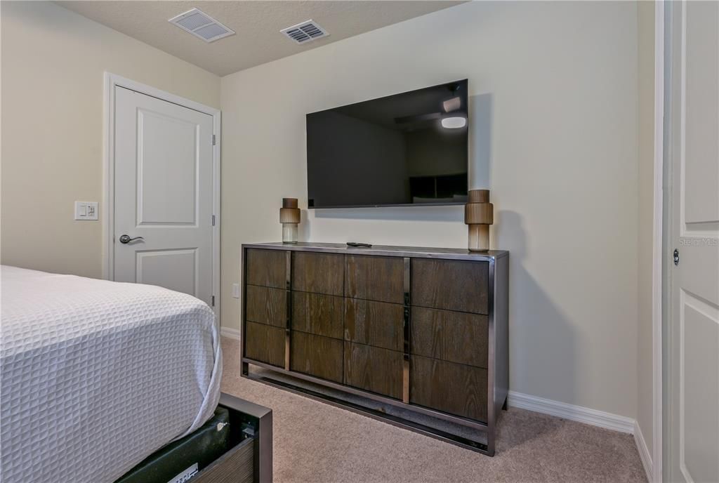 Под контрактом: $775,000 (9 спален, 6 ванн, 4399 Квадратных фут)