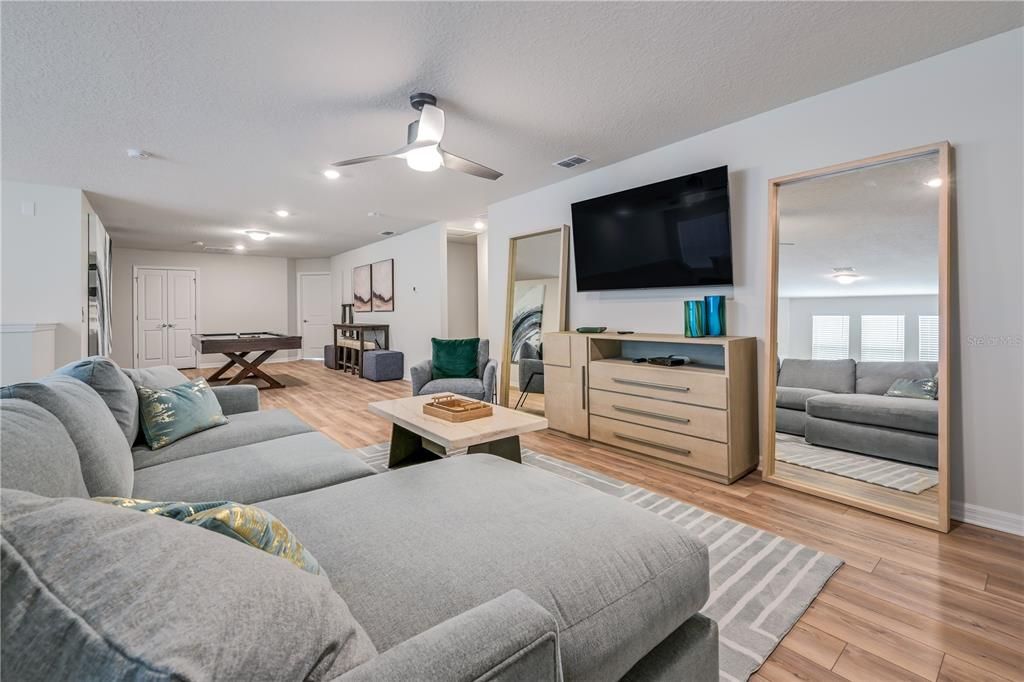 Под контрактом: $775,000 (9 спален, 6 ванн, 4399 Квадратных фут)