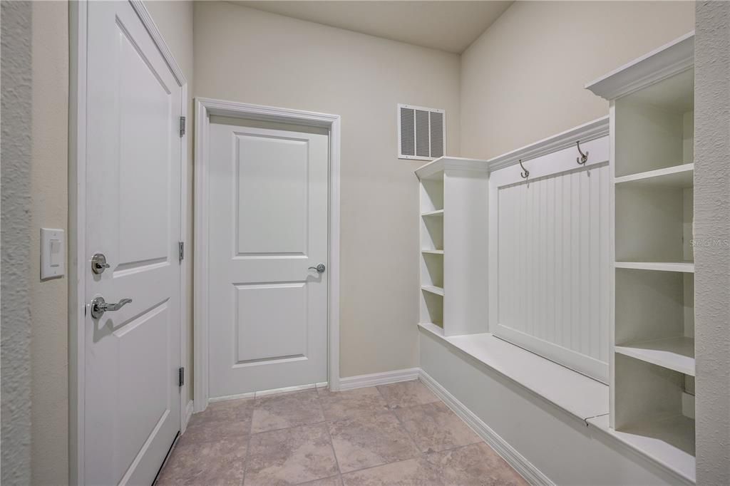 Под контрактом: $775,000 (9 спален, 6 ванн, 4399 Квадратных фут)