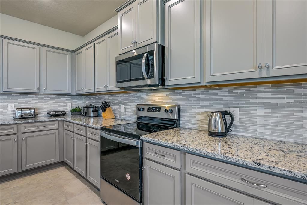 Под контрактом: $775,000 (9 спален, 6 ванн, 4399 Квадратных фут)