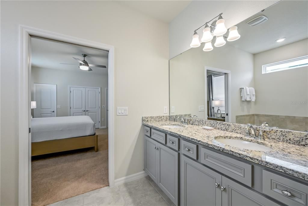 Под контрактом: $775,000 (9 спален, 6 ванн, 4399 Квадратных фут)