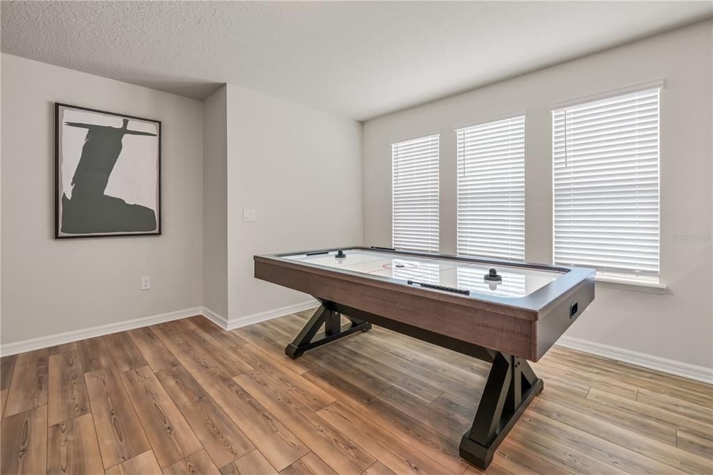 Под контрактом: $775,000 (9 спален, 6 ванн, 4399 Квадратных фут)