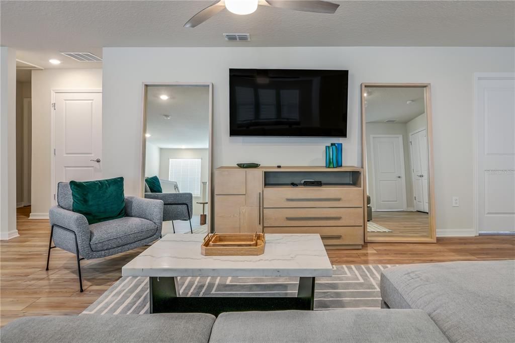 Под контрактом: $775,000 (9 спален, 6 ванн, 4399 Квадратных фут)