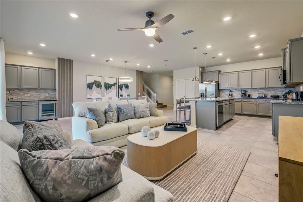 Под контрактом: $775,000 (9 спален, 6 ванн, 4399 Квадратных фут)