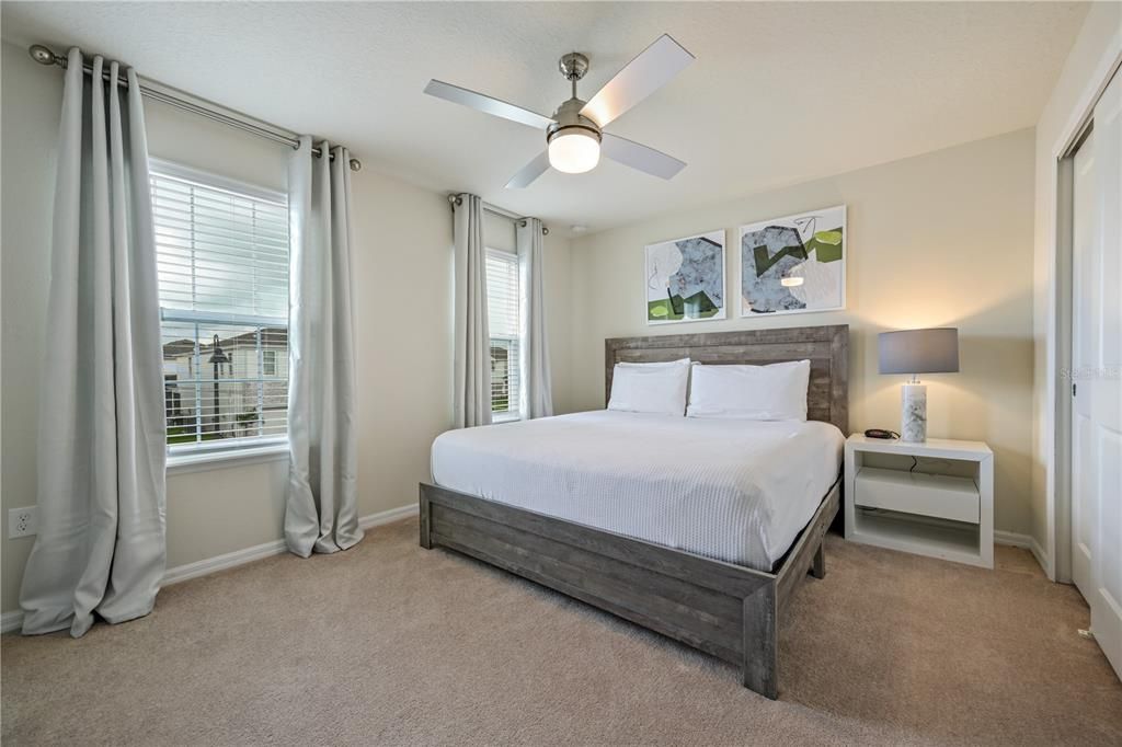 Под контрактом: $775,000 (9 спален, 6 ванн, 4399 Квадратных фут)