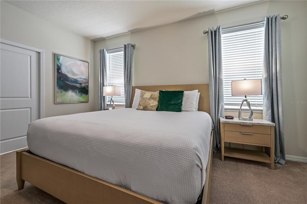 Под контрактом: $775,000 (9 спален, 6 ванн, 4399 Квадратных фут)