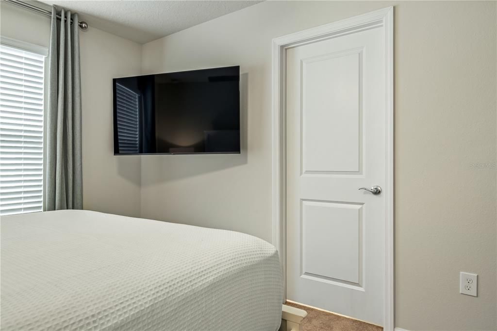 Под контрактом: $775,000 (9 спален, 6 ванн, 4399 Квадратных фут)