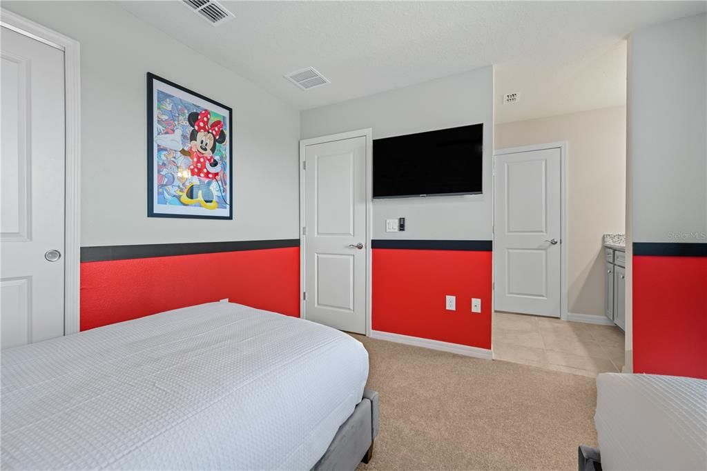 Под контрактом: $775,000 (9 спален, 6 ванн, 4399 Квадратных фут)