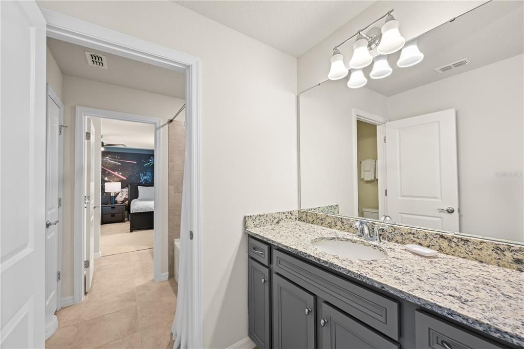 Под контрактом: $775,000 (9 спален, 6 ванн, 4399 Квадратных фут)