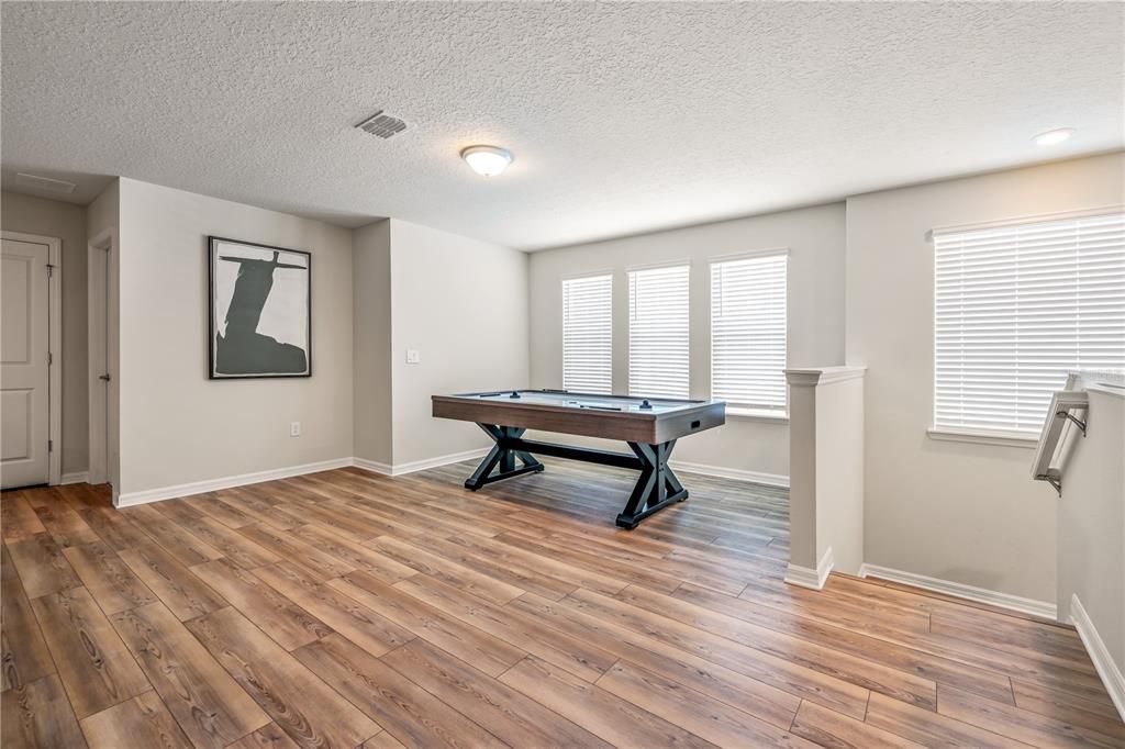 Под контрактом: $775,000 (9 спален, 6 ванн, 4399 Квадратных фут)