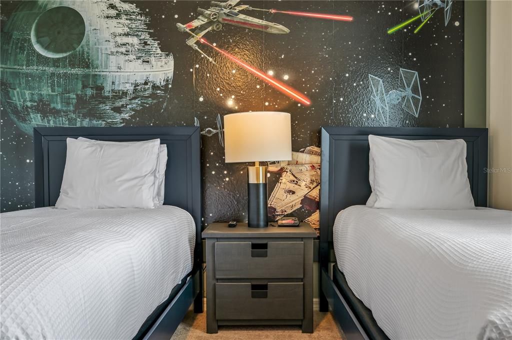 Под контрактом: $775,000 (9 спален, 6 ванн, 4399 Квадратных фут)