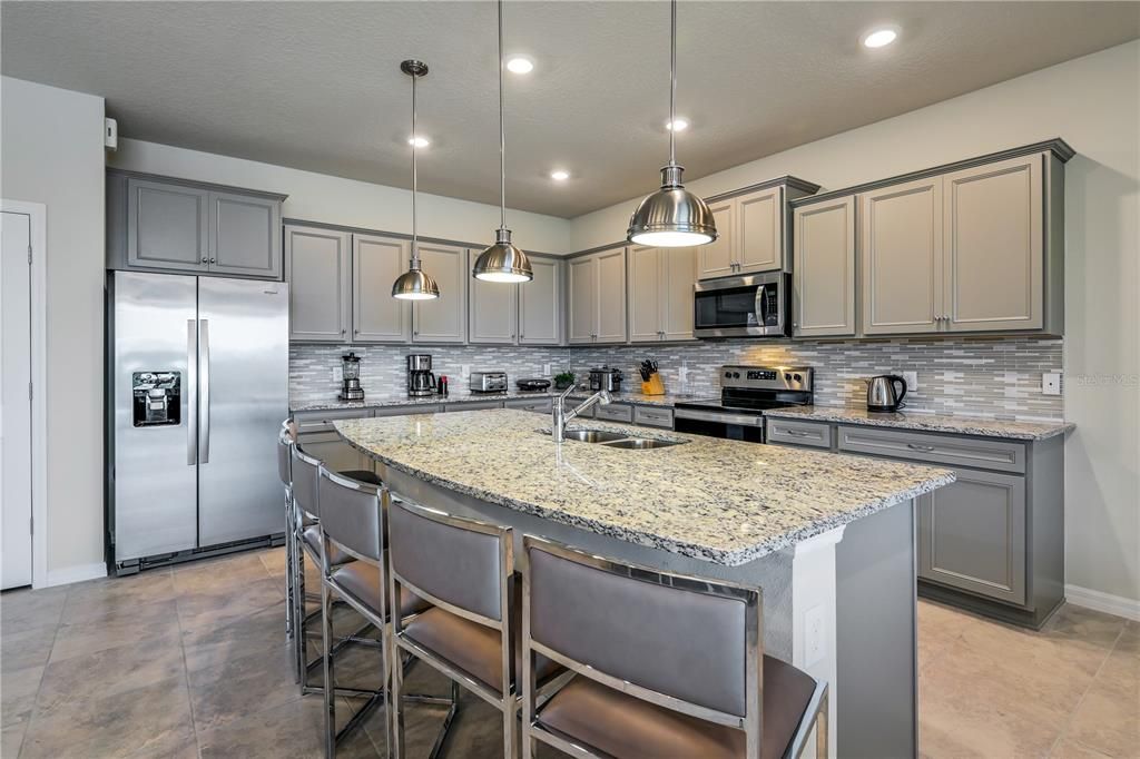 Под контрактом: $775,000 (9 спален, 6 ванн, 4399 Квадратных фут)