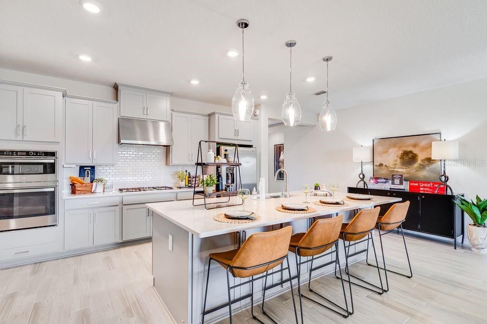 Activo con contrato: $666,000 (4 camas, 4 baños, 2921 Pies cuadrados)