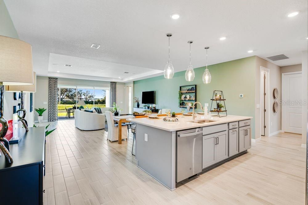 Activo con contrato: $666,000 (4 camas, 4 baños, 2921 Pies cuadrados)