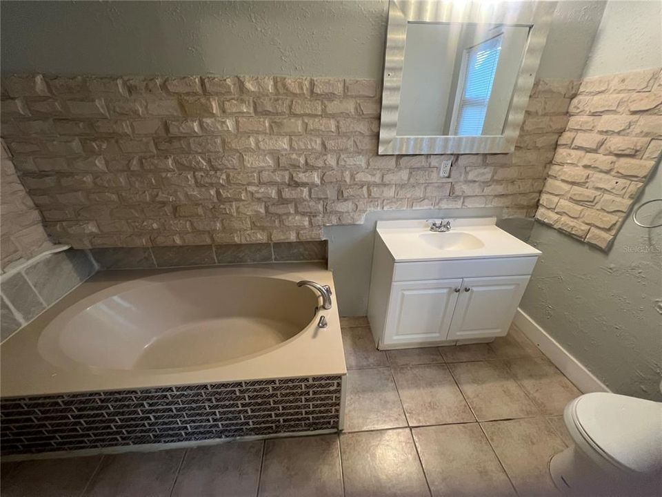 出租: $1,550 (2 贝兹, 2 浴室, 900 平方英尺)