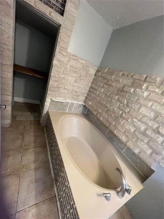 出租: $1,550 (2 贝兹, 2 浴室, 900 平方英尺)