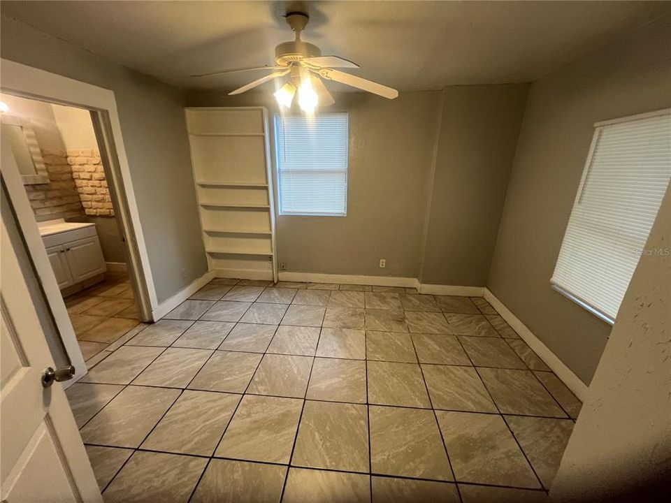 出租: $1,550 (2 贝兹, 2 浴室, 900 平方英尺)