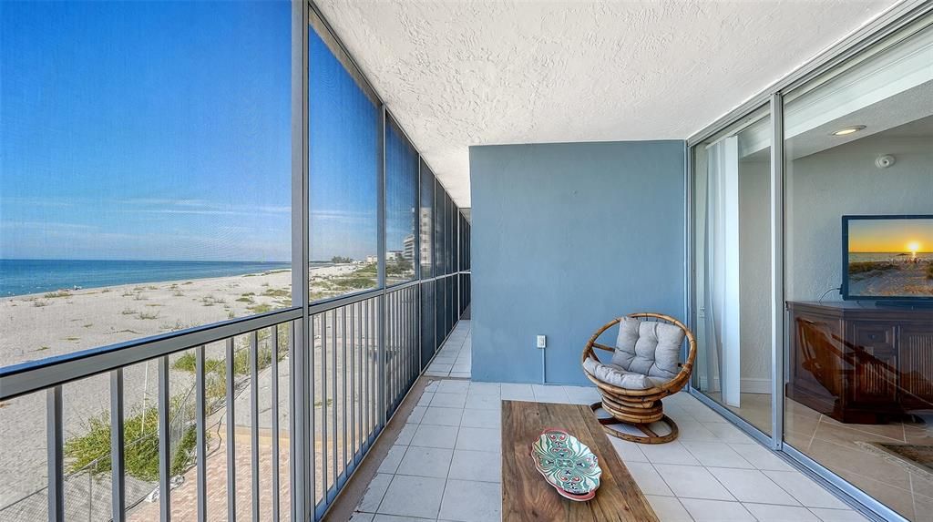 For Sale: $675,000 (2 beds, 2 baths, 1309 Square Feet)