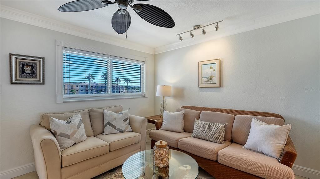 For Sale: $675,000 (2 beds, 2 baths, 1309 Square Feet)