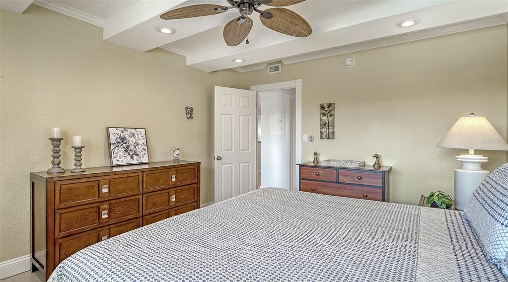 For Sale: $675,000 (2 beds, 2 baths, 1309 Square Feet)