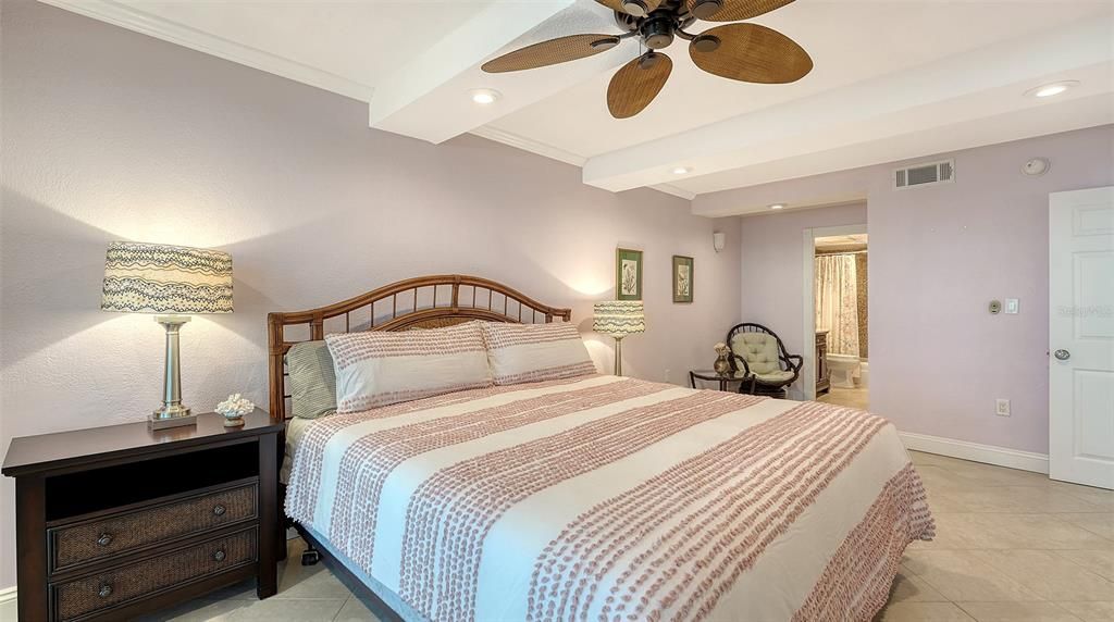 For Sale: $675,000 (2 beds, 2 baths, 1309 Square Feet)