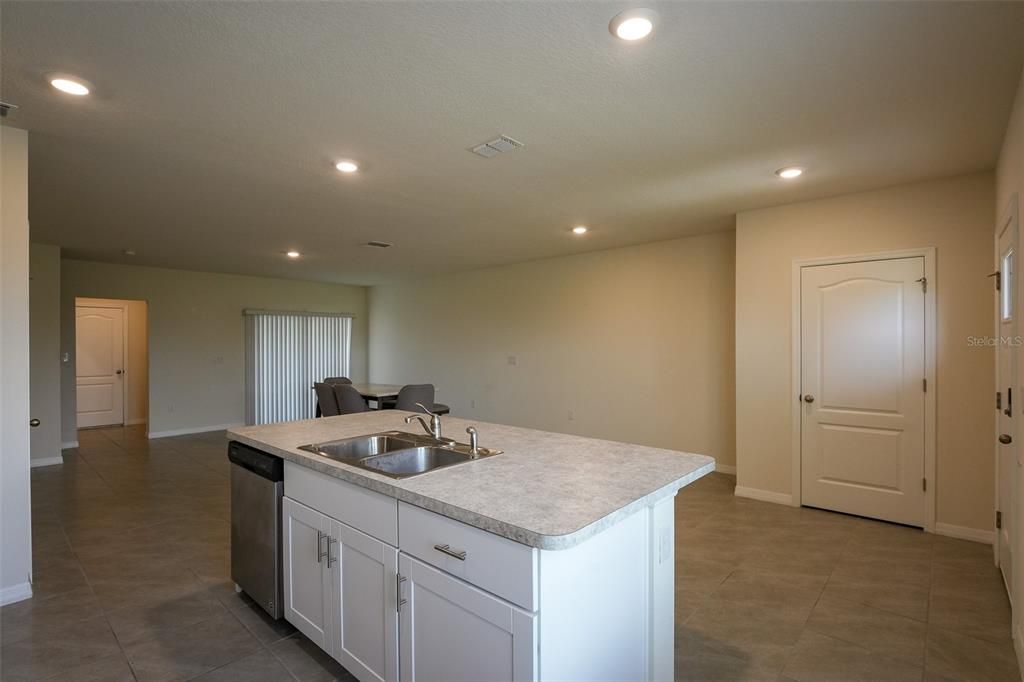 Active With Contract: $2,050 (3 beds, 2 baths, 1624 Square Feet)