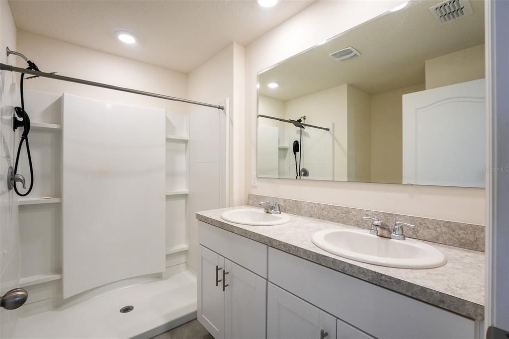Active With Contract: $2,050 (3 beds, 2 baths, 1624 Square Feet)