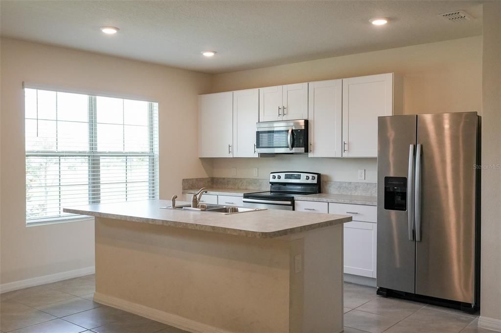 Active With Contract: $2,050 (3 beds, 2 baths, 1624 Square Feet)