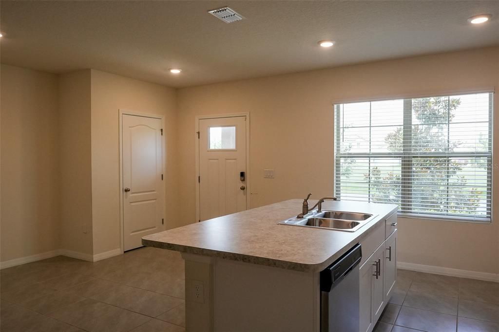 Active With Contract: $2,050 (3 beds, 2 baths, 1624 Square Feet)