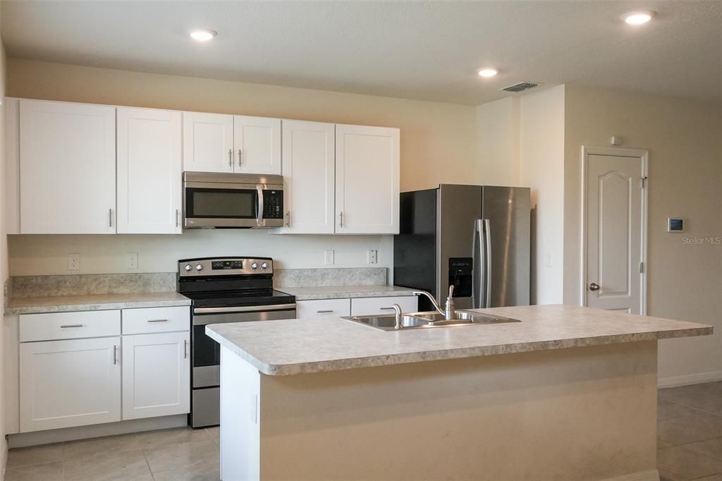 Active With Contract: $2,050 (3 beds, 2 baths, 1624 Square Feet)