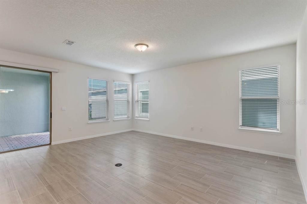 Activo con contrato: $574,990 (3 camas, 2 baños, 2216 Pies cuadrados)